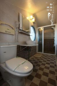 ein Bad mit einem WC und einem Waschbecken in der Unterkunft Hua Qing Yuan in Yuanshan