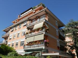 un edificio de apartamentos alto con flores en los balcones en Anna e Franco Home, en Roma