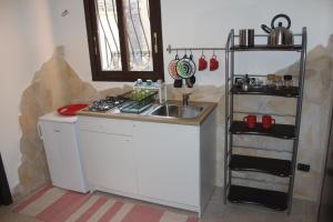 A casa di Ettoreにあるキッチンまたは簡易キッチン