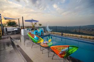 Kolam renang di atau dekat dengan The Fifties suites