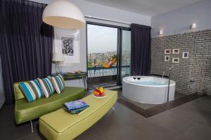 Ruang duduk di The Fifties suites