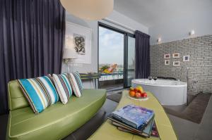 Ruang duduk di The Fifties suites