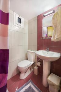 La salle de bains est pourvue de toilettes et d'un lavabo. dans l'établissement Paritsa Hotel, à Kos