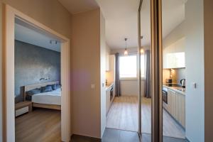 Łóżko lub łóżka w pokoju w obiekcie Apartamenty City View od WroclawApartament-pl