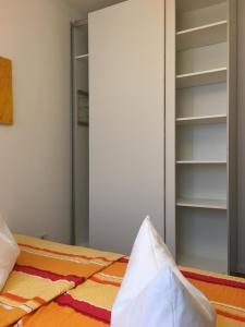 a bedroom with a bed and a mirror at Ferienwohnung Störblick Schwerin in Raben Steinfeld