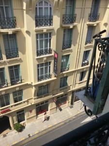 El barrio en el que está el apartahotel o un barrio cercano