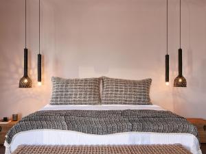 מיטה או מיטות בחדר ב-Incognito Beach Villa Santorini +37 תמונות