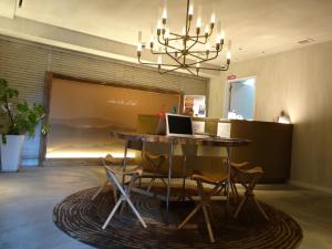 ein Zimmer mit einem Tisch, auf dem ein Laptop steht in der Unterkunft The Wall Hotel in Osaka