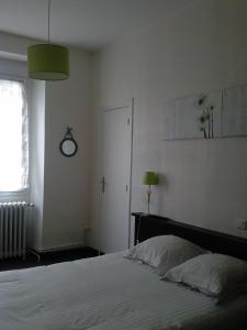 Un pat sau paturi într-o cameră la Hotel du parc