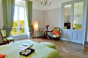 ein Wohnzimmer mit einem Bett und einem Tisch in der Unterkunft Chateau La Touanne Loire valley in Baccon
