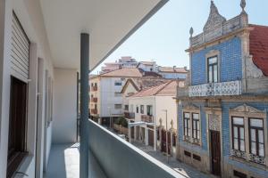een uitzicht vanaf het balkon van een gebouw bij Family Espinho Porto Guesthouse in Espinho