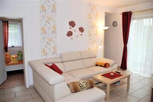 a living room with a white couch and a table at Fewo Traum in Neppermin