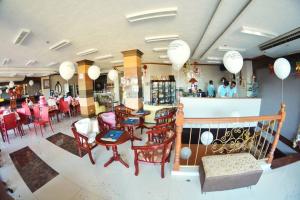 un ristorante con sedie e tavoli e un bar di Honey Hunt House a Cebu City