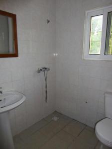 ein Bad mit einem WC und einem Waschbecken in der Unterkunft Sarawally Guesthouse in Ampaya