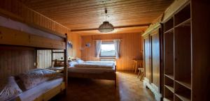 מיטה או מיטות בחדר ב-Rifugio Fermeda Hutte