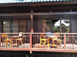 eine Terrasse mit Stühlen und Tischen auf einem Haus in der Unterkunft Linda Beach Hotel in Nusa Lembongan