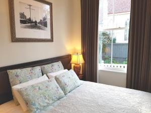 a bedroom with a bed and a painting on the wall at Ponsonby Manor Guest House in Auckland