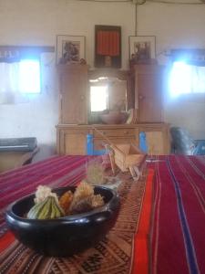 Una televisión o centro de entretenimiento en Chakana Hospedaje Rural
