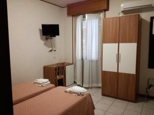 A bed or beds in a room at Hotel Mucciolini
