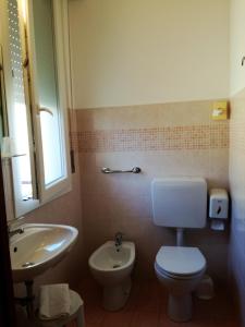 A bathroom at Hotel Mucciolini