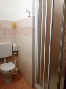 A bathroom at Hotel Mucciolini