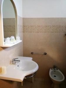 A bathroom at Hotel Mucciolini