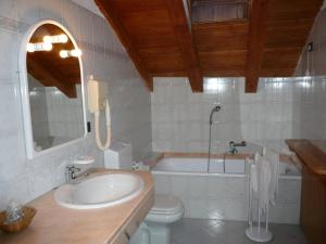 Koupelna v ubytování Hotel Petit Giles