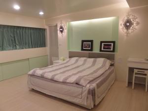 um quarto com uma cama grande e uma secretária em Lai Yi Ke B&B em Dongshan