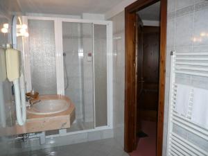 Kylpyhuone majoituspaikassa Hotel Petit Giles