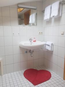 Ένα μπάνιο στο Landhaus Schmid Schönau +39 φωτογραφίες