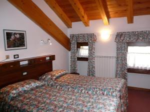 Un pat sau paturi într-o cameră la Hotel Petit Giles