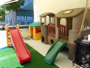 un parco giochi con trenino giocattolo e scivolo di Hotel Vevey a Rimini