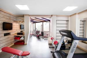 a room with a gym with a treadmill at Swan Porto Alegre in Porto Alegre