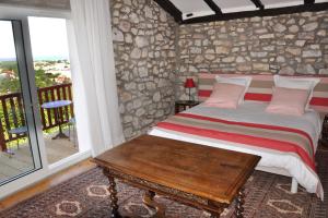 西布勒的住宿－Chambres d'hôtes Gela Itsasoa Océan，一间卧室配有一张床和一张木桌