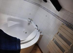 西布勒的住宿－Chambres d'hôtes Gela Itsasoa Océan，浴室配有白色卫生间和浴缸。
