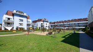 um parque com parque infantil numa cidade em Apartamenty Lighthouse - Jantar 20 em Kolobrzeg