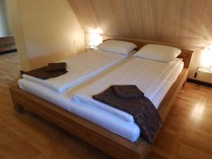 ein Schlafzimmer mit einem großen Bett mit weißer Bettwäsche in der Unterkunft Helsinkis in Anykščiai