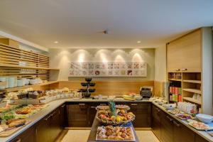 una gran cocina con muchos tipos diferentes de comida en Art & Design Hotel Napura en Bolzano