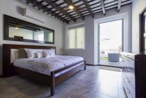 1 dormitorio con cama y ventana grande en 315 Recinto Sur Old San Juan, en San Juan
