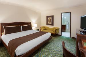 Postel nebo postele na pokoji v ubytování Hotel Embassy Park
