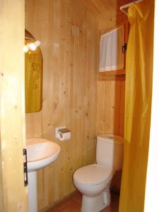 A bathroom at Camping Ribera del Ara