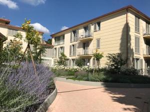 a large apartment building with a garden in front of it at Appartamento San Pietro Firenze in Florence