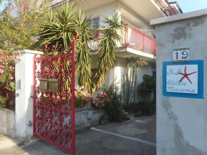ソヴェラート・マリーナにあるB&B Stella Marinaの看板入り赤門
