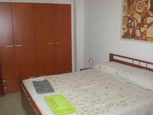 カステッランマーレ・デル・ゴルフォにあるCentro Storico 38のベッドルーム(ベッド1台、木製キャビネット付)