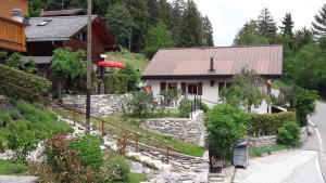 ein Haus mit einem Steinweg neben einem Haus in der Unterkunft Les loulou in Savièse