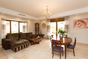 Posedenie v ubytovaní Villa Las Lomas de Marbella