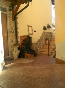 a patio with a staircase and a stone wall at Casa Delle Rose in Capaccio-Paestum