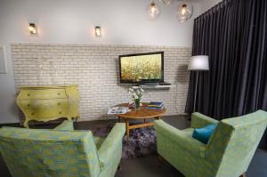Televisyen dan/atau pusat hiburan di The Fifties suites