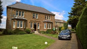 FordHay Farm House的砖屋前的停车位