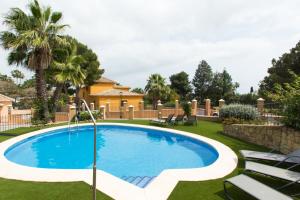 Bazén v ubytovaní Villa Las Lomas de Marbella alebo v jeho blízkosti